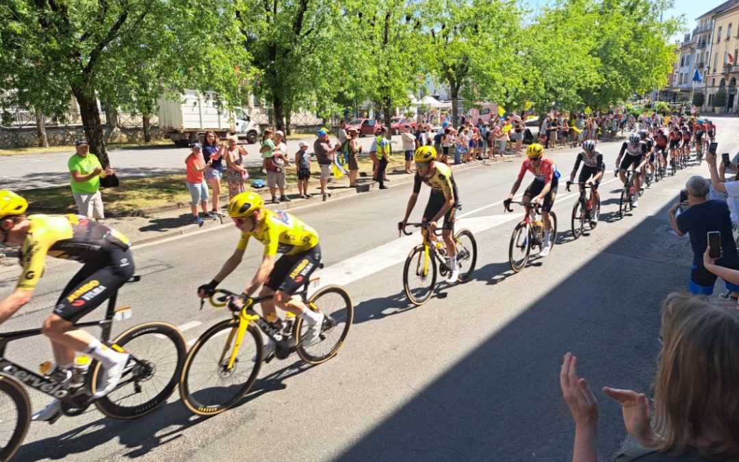 Tour de France : Le peloton passe devant le studio de Bugey Radio à Belley