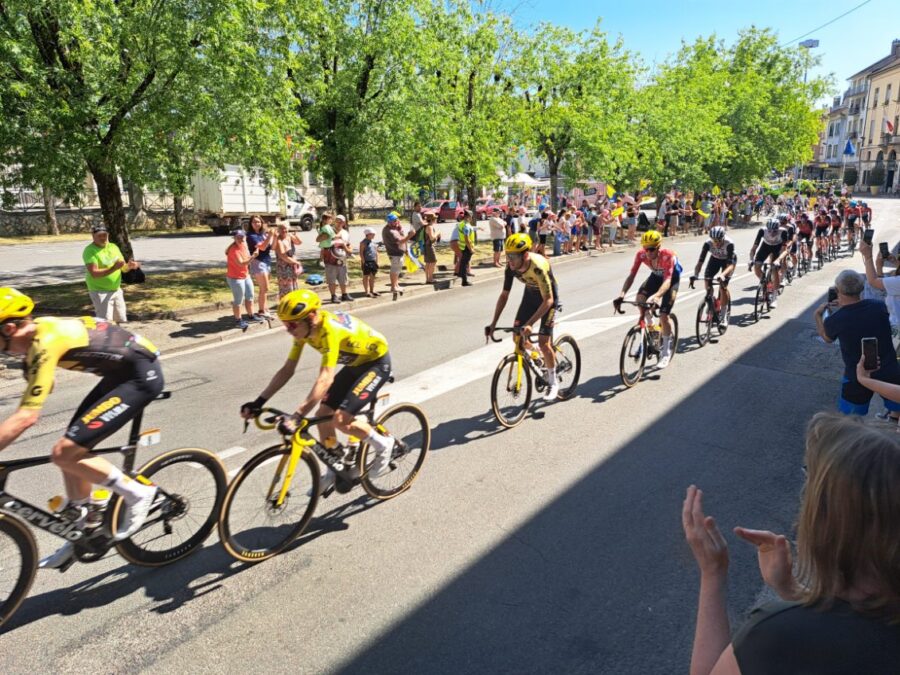 Tour de France : Le peloton passe devant le studio de Bugey Radio à Belley