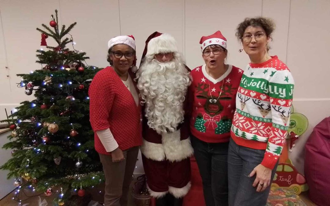 Contrevoz : La tournée du Père Noël fait une pause à la Bibliothèque