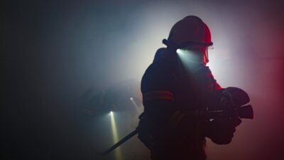 Villefranche-sur-Saône : un vaste incendie ravage une usine, 800 personnes évacuées, pas de toxicité de l’air détectée
