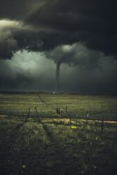 Tornade meurtrière dans le Val-d’Oise : un mort et plusieurs blessés