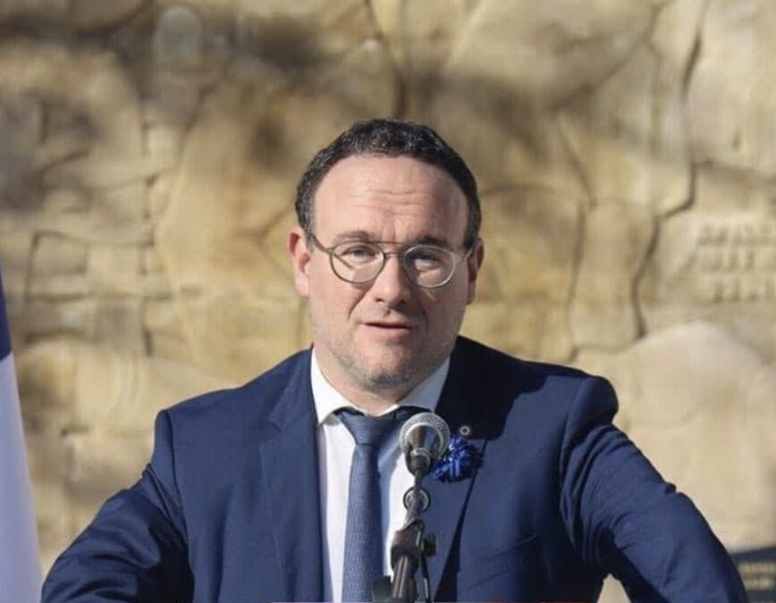 « Visé par des insultes quotidiennes après son engagement : Damien Abad dénonce un harcèlement ciblé »